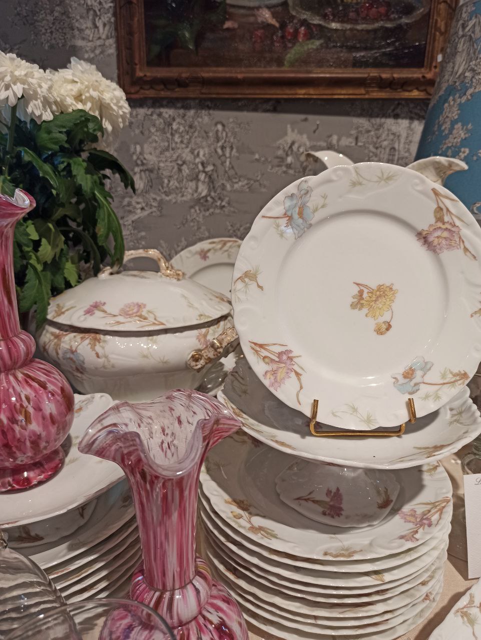 IMPORTANT SERVICE DE TABLE EN PORCELAINE DE LIMOGES. TRA…